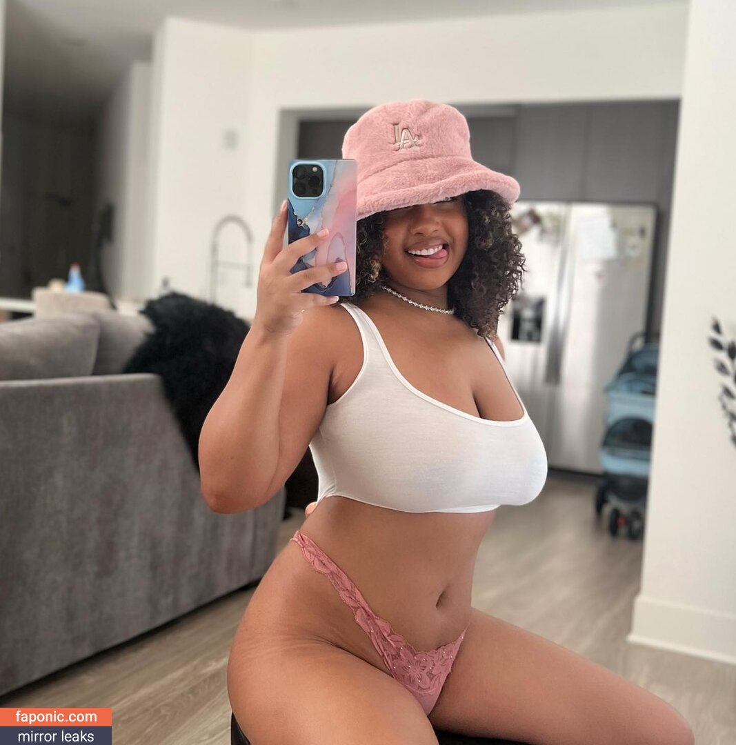 Corie Rayvon, CorieRayvon Голи изтичания  Снимка #1