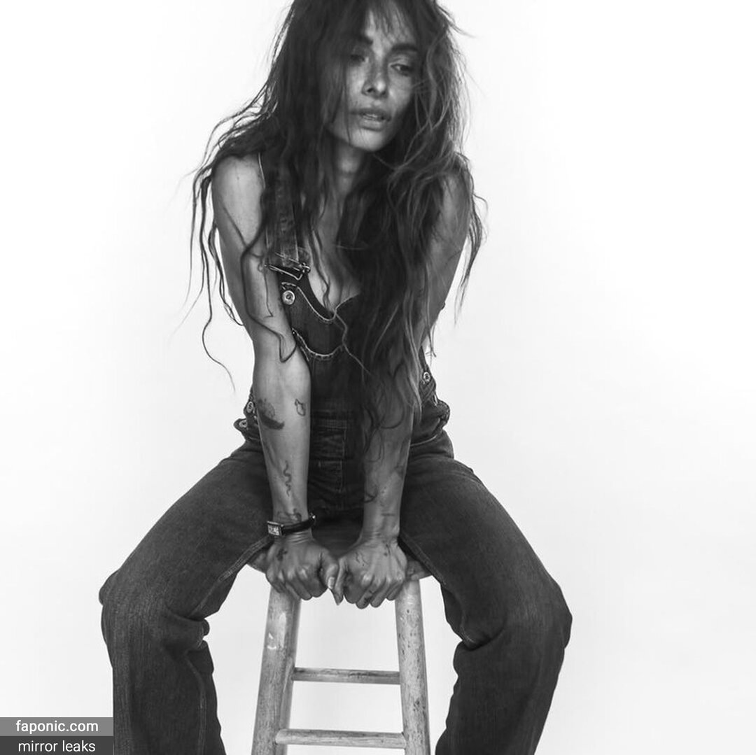 Sarah Shahi, sarahshahi Голи изтичания  Снимка #88